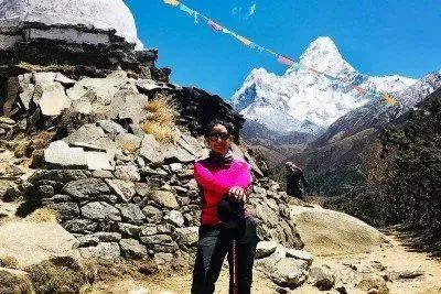 Manisha Koirala 穿着远足装备在珠穆朗玛峰前摆姿势。